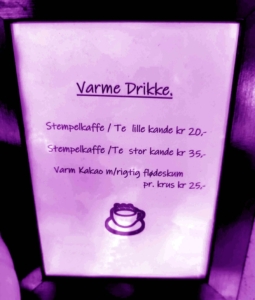 Varme drikke såsom kaffe, te og varm kakao